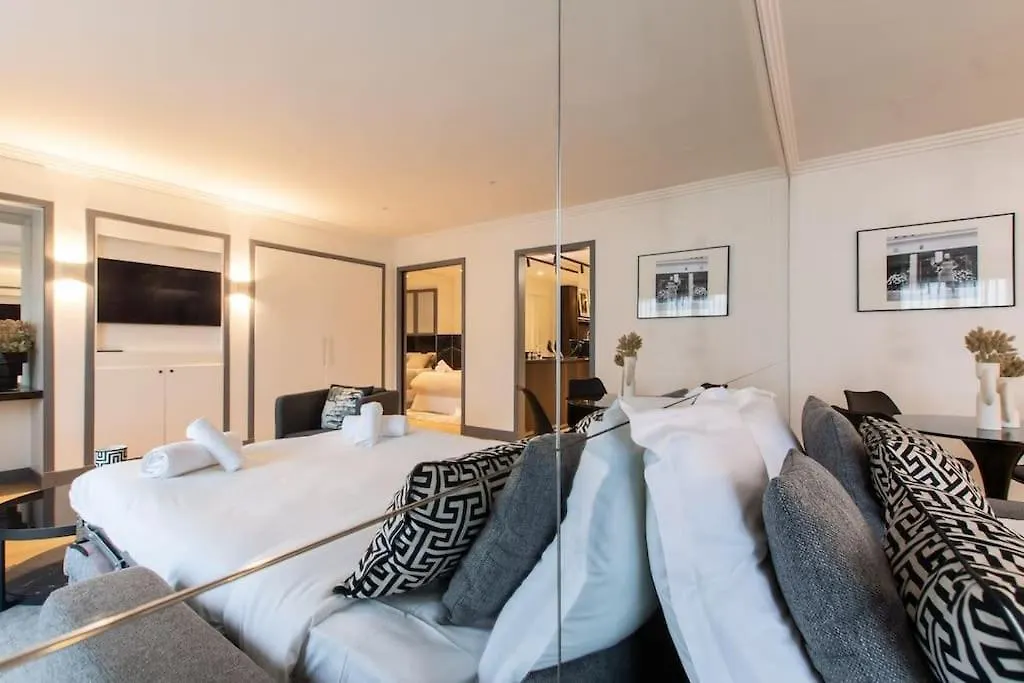 Appartement De Luxe Avenue Montaigne Paris